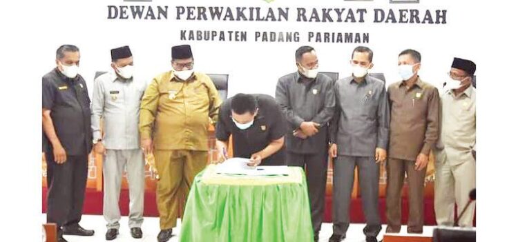 Ketua DPRD Padangpariaman H Arwinsyah tanda tangani LKPJ tahun 2020.