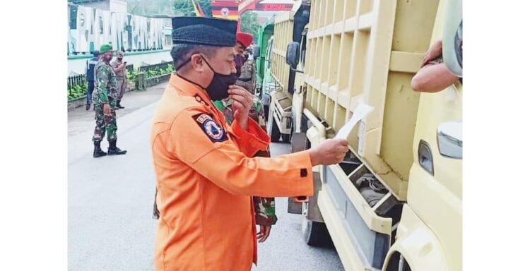 PERIKSA— Tim Satgas Covid-19 memeriksa kelengkapan pengendara keluar masuk di Kota Padangpanjang.