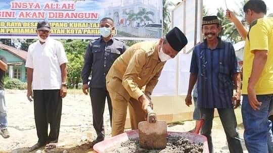 “Bantulah Pembangunan Rumah Allah SWT”di Kota Pariaman 1 LETAKAN BATU PERTAMA—Wako Genius Umar meletakkan batu pertama pembangunan masjid.