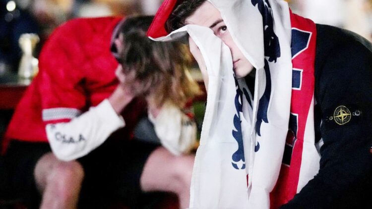 KEKECEWAAN— Fans Timnas Inggris terlihat kecewa dan tak berani melihat babak tos-tosan versus Timnas Italia  di Final Piala Eropa 2020.