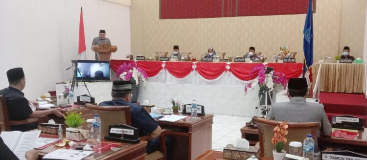 PANDANGAN UMUM— Fraksi PKPI Masril membacakan pemandangan umum Fraksi PKPI untuk Rancangan Peraturan Daerah (Ranperda) Kota Sawahlunto tahun 2021.