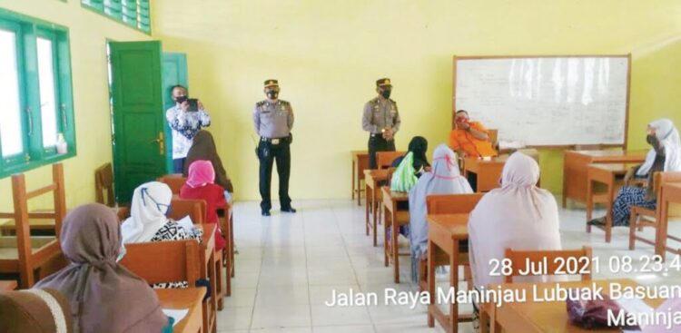 EDUKASI--Jajaran Polsek Tanjung Raya memberikan edukasi pada warga yang menerima BST agar tetap disiplin menerapkan protokol kesehatan.