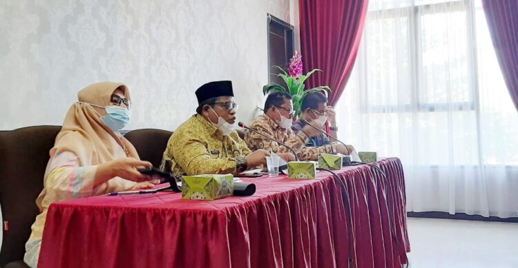 Perintahkan Anak Buah, Bupati Padangpariaman Suhatri Bur: Klasifikasi Ulang Penepatan Klaster Pelaku Usaha 1 ARAHAN—Bupati Padangpariaman Suhatri Bur memberikan arahan kepada anak buah untuk menggenjot PAD.