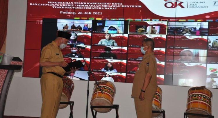 KUKUHKAN—Gubernur Sumbar, Mahyeldi Ansharullah mengukuhkan TPAKD untuk 19 kabupaten dan kota di Sumbar, Senin (26/7) di Auditorium Gubernuran.