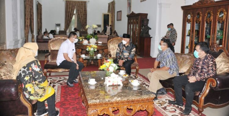 TERIMA KUNJUNGAN MK— Gubernur Sumbar, Mahyeldi Ansharullah menerima kunjungan Kabag Humas dan Hubungan Dalam Negeri MK, Fajar Laksono bersama rombongan di kediamannya, Kamis (29/7).