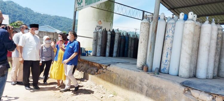 TINJAU—Gubernur Sumbar, Mahyeldi Ansharullah meninjau bantuan oksigen dari Pemprov Riau yang berada di Jalan By Pass, Kota Padang, Sabtu (17/7).