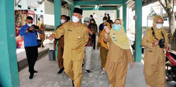 TINJAU KESIAPAN RSUD— Gubernur Sumbar Mahyeldi Ansharullah meninjau kesiapan RSUD dr. Rasidin Padang, di Sungai Sapiah, Kecamatan Kuranji, Selasa (27/7).