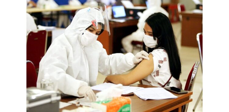 Kementerian Kesehatan menetapkan harga vaksin dosis lengkap Sinopharm berbayar untuk individu sebesar Rp879.140 per orang.