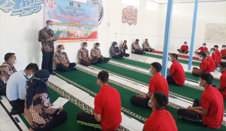 Hari Anak Nasional 2021, Puluhan Anak LPKA Tanjung Pati Terima Kado Remisi 1 REMISI—Pemberian remisi kepada anak didik LPKA Tanjung Pati oleh Kalapas.