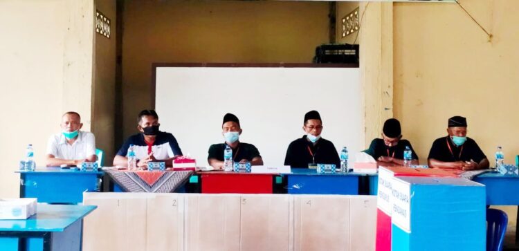 RAPAT—Terlihat suasana rapat Anggota Koperasi Pusako Ninik Mamak Nagari Sikabau Kecamatan Pulau Punjung yang berlangsung di Aula SMKN Sikabau, Dharmasraya.
