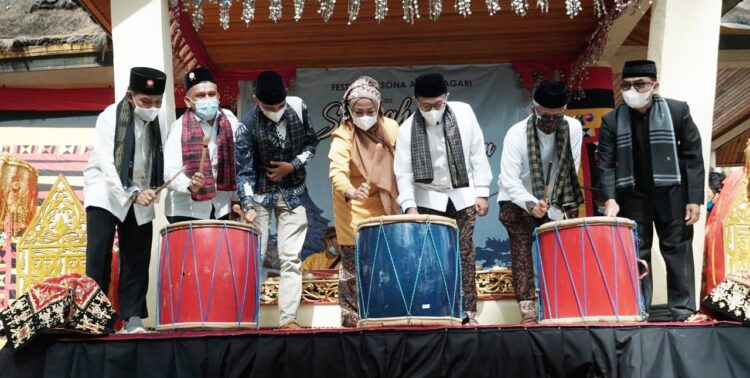 PUKUL TABUH— Pembukaan Festival Pesona Adat Nagari, Minggu, (4/7) di Puncak Pato, Kecamatan Lintau Buo Utara, Kabupaten Tanah Datar ditandai dengan pemukulan tabuh oleh Bupati Tanah Datar, Eka Putra, SE didampingi Ny. Lise Eka Putra, Kepala Dispar Sumbar, Novrial, Anggota DPRD Sumbar, Jefri Masrul, Anggota DPRD Tanah Datar, Nurzal dan Istiqlal