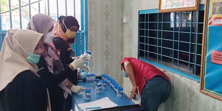 PERIKSA URINE— Kesibukan petugas  di Lembaga Pemasyarakatan Kelas II B Pariaman saat pemeriksaan urine mendadak kepada petugas LP dan warga binaan.