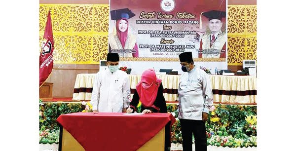 Sertijab Rektor UIN IB Prof Martin Kustati, Siap Kerja dalam Mengembangkan Lembaga Islami 1 SERTIJAB— Prof.Dr.Martin Kustati,MPd, merupakan perempuan pertama menjabat sebagai Rektor UIN Imam Bonjol (kanan), menandatangi berita acara sertijab kepada pejabat lama Prof.Dr.H Eka Putra Wirman, MA (kiri), dan disaksikan Ketua Senat Prof.Dr.H.Asasri Warni, MH (dua dari kiri).