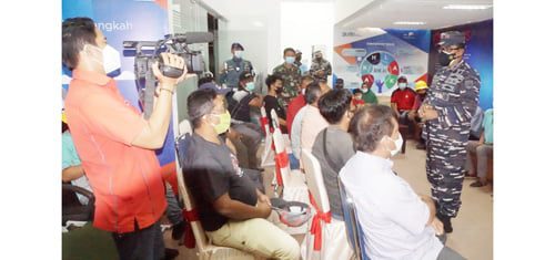 Areal Pelabuhan Telukbayur, Ribuan Warga sudah Divaksin 1 DIALOG—Danlantamal II Laksamana Pertama TNI Hargianto.S.E.,M.M.,M.Si (Han) saat berdialog dengan warga maritim sebelum divaksinasi Covid-19.