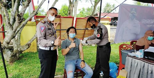 PENGAWASAN— Kasat Lantas Iptu. Dian Jumes Putra saat mengawasi seorang warga melakukan vaksinasi.