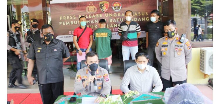 TIKAM TEMAN— Kapolresta Padang Kombes Pol Imran Amir melakukan jumpa pers terkait penangkapan Warjono alias Monok yang melakukan penikaman 
terhadap 
temannya hingga tewas.