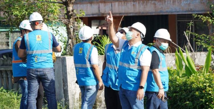 Komitmen Jaga Keandalan Listrik, GM PLN Sumbar Tinjau Langsung Aset 1 GM PLN UIW Sumbar Toni Wahyu Wibowo turun ke lapangan melakukan peninjauan aset PLN, Jumat (02/7).