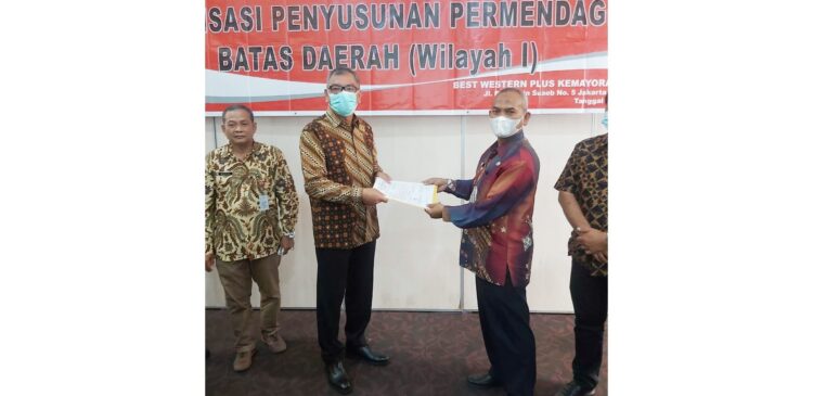 SERAHKAN BERKAS—Wali Kota Payakumbuh  Reza Falepi serahkan berkas di Kemendagri pekan lalu.