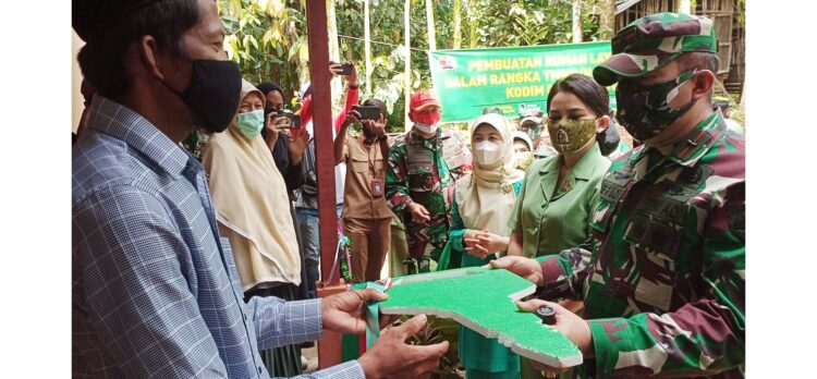 SERAHKAN KUNCI— Danrem 032 Wirabraja, Brigadir Jenderal TNI Arief Gajah Mada menyerahkan bantuan rehab rumah tidak layak huni secara simbolis kepada salah seorang warga.