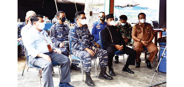 Serbuan Vaksinasi ke Seluruh Jajaran, Danlantamal II Padang Ikuti Vicon dengan Kasal 1 IKUT— Danlantamal II Laksamana Pertama TNI Hargianto ikuti video confrence (vicon) dengan Kepala Staf TNI Angkatan Laut Laksamana TNI Yudo Margono.S.E.,M.M.