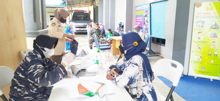 BERJIBAKU—Terlihat tim dari Diskes L:antamal II masih berjibaku untuk melayaniwarga maritim.