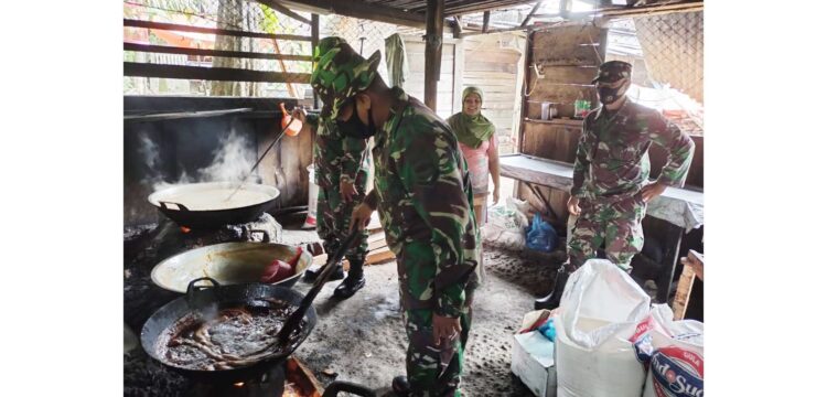 BUAT GULA AREN— Para personel TMMD/N melaksanakan pelatihan membuat gula nira bersama Murdianto di Nagari Talang Maur, Kecamatan Mungka.