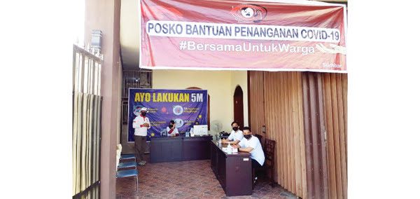 POSKO BANTUAN— Ketua Relawan Minang Bersatu, Baskoro saat melaunching posko bantuan penanganan Covid-19 yang berada di kawasan Gunung Panggilun, Kamis (8/7).