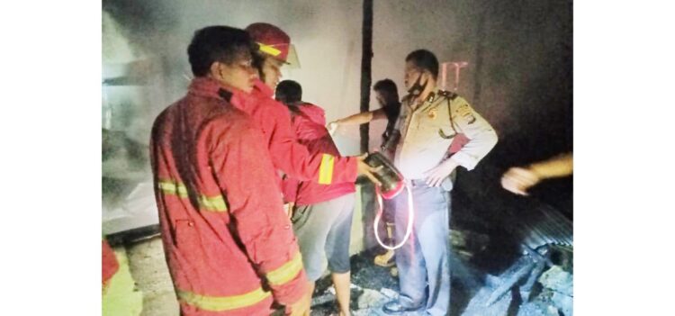 EVAKUASI—Petugas gabungan mengevakuasi jasad Hasan Basri (83) yang tewas terpanggang dalam rumahnya yang terbakar.