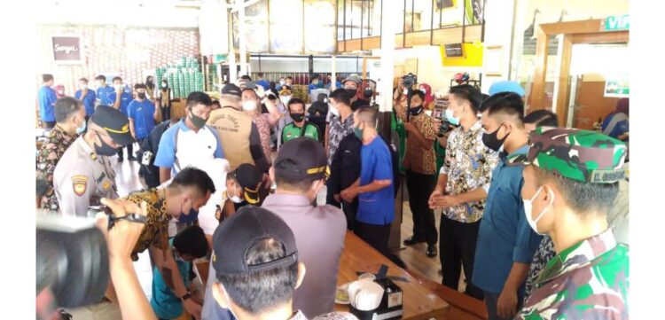 SIDAK PPKM HARI PERTAMA—  Wako Padang Hendri Septa bersama Kejari Padang Ranu Subroto, Kapolresta Padag Kombes Pol Imran Amir dan Dandim 0312/ Padang Kolonel Inf M. Ghoffar Ngismangil, menyisiri sejumlah restoran dan kawasan yang rawan kerumunan, kemarin. Di restoran Bebek Sawah, Jalan Patimura, pengelola masih belum menerapkan prokes dengan ketat.