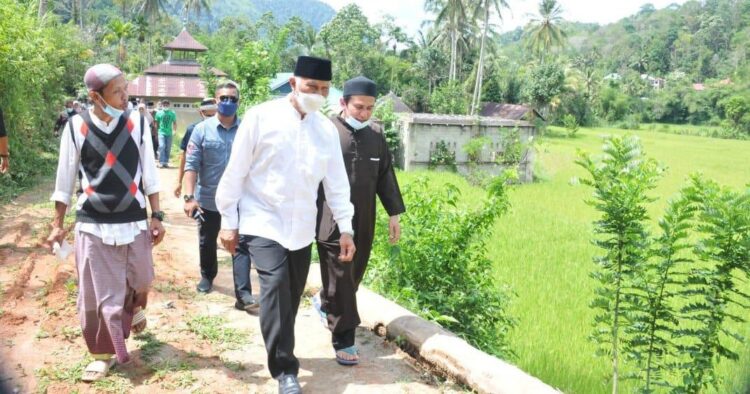KUNJUNGI— Gubernur Sumbar, Mahyeldi Ansharullah saat mengunjungi Pondok Pesantren Muhammad Al- Fatih Nagari Pakan Rabaa Timur, Kabupaten Solok Selatan, Minggu (4/7).