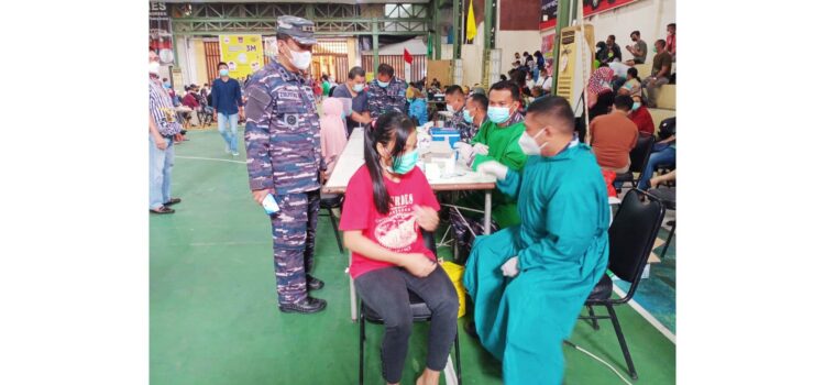 VAKSINASI MASSAL— Kadiskes Lantamal II Letkol Laut (K) Zulfitri.S.Si.,M.Kes, saat memantau pelaksanaan vaksinasi Covid-19 di Gedung HBT, kemarin.