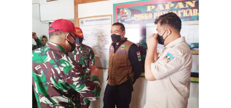 PENINJAUAN— Wagub Sumbar, Audy Joinaldy meninjau vaksinasi bersama Bupati Dharmasraya Sutan Riska Tuanku Kerajaan dan Danrem 032/WBr Brigjen TNI Arief Gajah Mada.