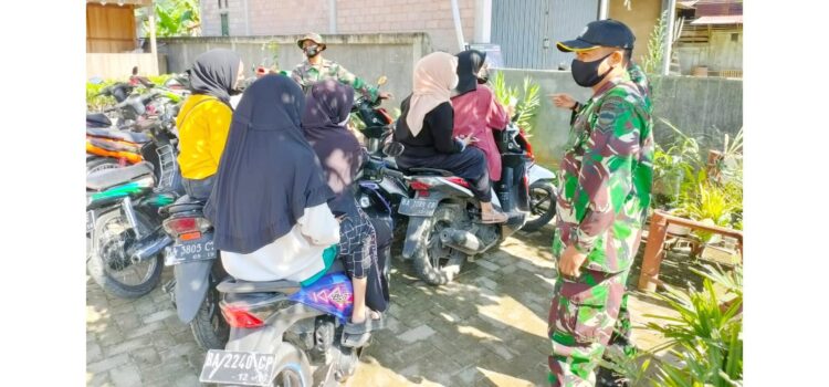 INGATKAN— Anggota Satgas TMMD/N menghampiri sekelompok remaja untuk mengingatkan memakai masker, menjaga jarak dan terus menerapkan perilaku hidup sehat.