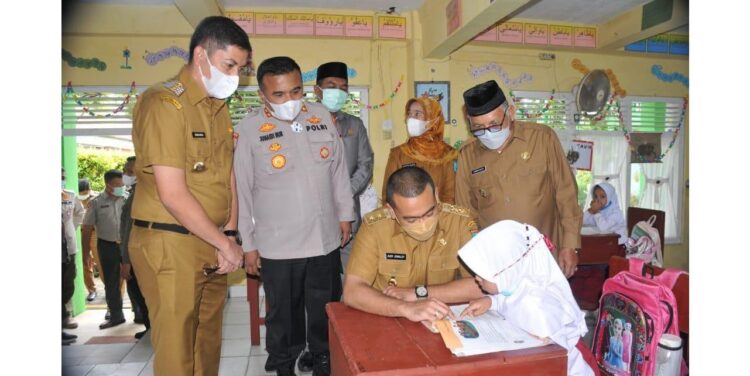 TINJAU PBM TATAP MUKA— Wagub Sumbar Audy Joinaldy meninjau pelaksanaan pembelajaran tatap muka tingkat SD dengan penerapan prokes ketat di Sawahlunto, Selasa (13/7).