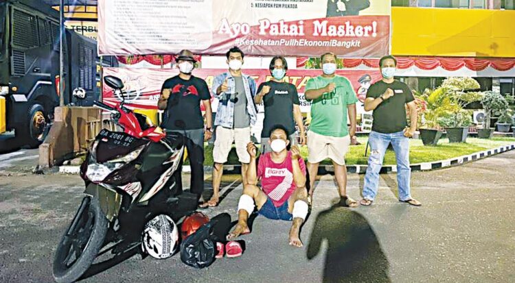 DITEMBAK— Johanes Situmorang (40) yang terlibat aksi pencurian sepeda motor ditembak pada kedua kakinya karena melawan Polisi saat ditangkap.