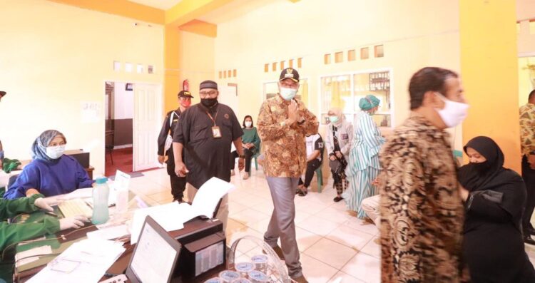 VAKSIN PEDAGANG— Wali Kota Payakumbuh Riza Falepi saat memantau lokasi gebyar vaksinasi di Pasar Ibuh.