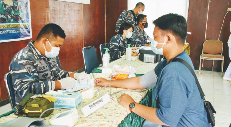 CEK KESEHATAN— Tim Diskes Lantamal II sedang mencek kesehatan calon warga yang akan divaksin.