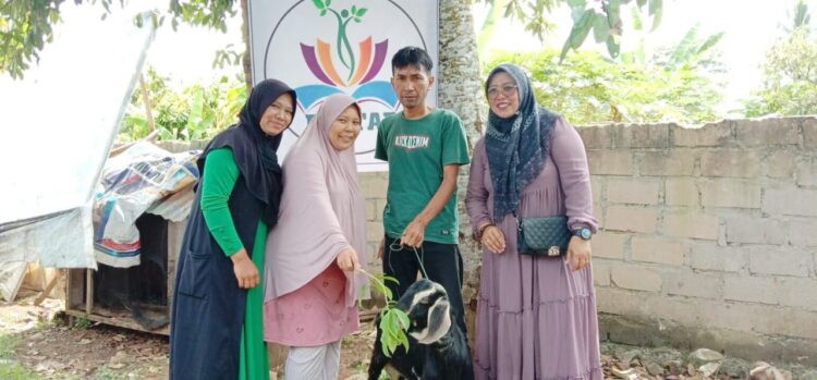 Komunitas Pertap (Perkumpulan Tali Asih Payakumbuh) Potong 1 Ekor Kambing dari Anggota DPR RI 1 BANTUAN— Komunitas Pertap (Perkumpulan Tali Asih Payakumbuh) saat memperlihatkan bantuan satu ekor kambing yang akan disembelih pada Idul Adha 1442 H, kemarin.
