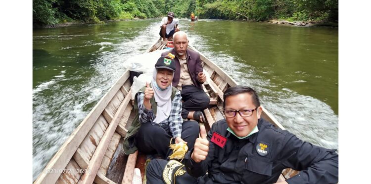 NAIK SAMPAN— Gubernur Sumbar, Mahyeldi Ansharullah bersama rombongan naik sampan menuju Jorong Lima Partamuan Nagari Muaro Sungai Lolo, Kecamatan Marpat Tunggul Selatan, Kabupaten Pasaman, Rabu (21/7).