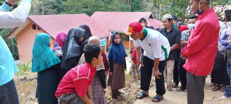 DIALOG—Gubernur Sumbar, Mahyeldi Ansharullah dialog dengan siswi pesantren  di Jorong Lima Partamuan Nagari Muaro Sungai Lolo, Kabupaten Pasaman, Kamis (22/7).