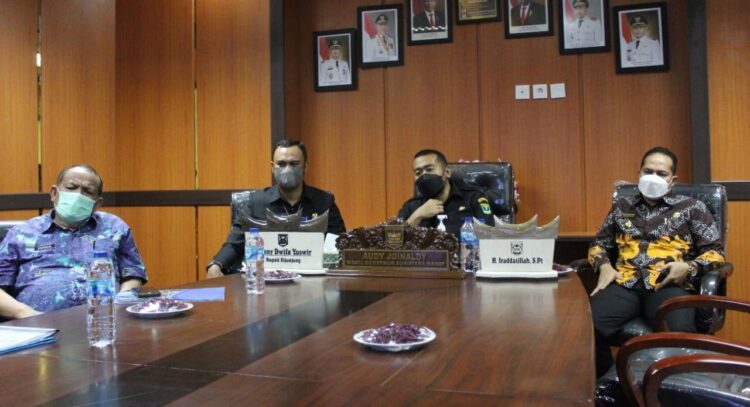 ZOOM MEETING—Wagub Sumbar, Audy Joinaldy, saat zoom meeting dengan Wali Nagari se-Sumbar dalam rangka kebijakan PPKM Mikro Darurat penanganan Covid-19 tingkat nagari/desa dan kelurahan, Kamis (22/7) di Ruang Rapat Kantor Bupati Sijunjung