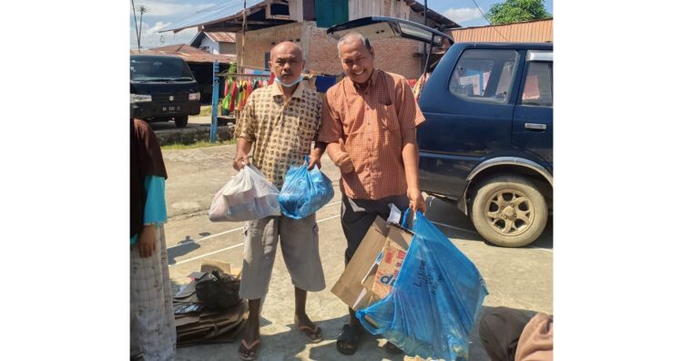 Bank Sampah Panca Daya Taratak Paneh Terus Menggeliat 1 LIHATKAN—Ketua RW 06 Taratak Paneh, Eko Muhardi, bersama warga lihat sampah yang didapat.