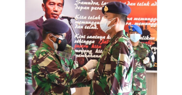 PASANGKAN—Komandan Pangkalan Utama TNI AL (Danlantamal) II Padang Laksamana Pertama TNI, Hargianto pasangkan tanda jabatan.