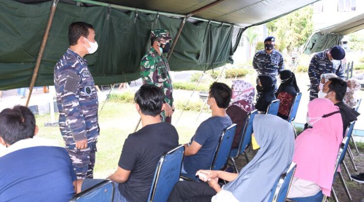 Satu Hari Usai Idul Adha 1442 Hijriah, Lantamal II Padang Lakukan Serbuan Vaksin 1 SEMANGATI— Danlantamal II Padang, Laksamana Pertama TNI Hargianto.S.E.,M.M.,M.Si (HAN) didampingi Kadiskes Lantamal II Letkol Laut (K) Zulfitri.S.Si. M.Kes memberikan semangat warga yang sedang antre untuk divaksin.