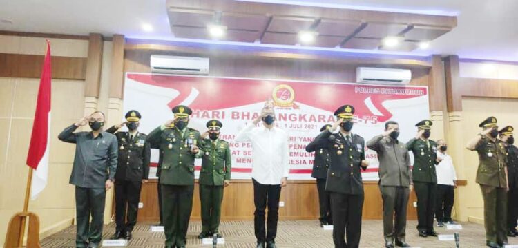 UPACARA DARING— Upacara peringatan HUT ke-75 Bhayangkara secara daring diikuti Kapolres dan Wakapolres Payakumbuh bersama jajaran, Dandim 0306/50 Kota, Wali Kota Payakumbuh, Bupati Lima Puluh Kota, Danyon q31/BRS, Dandenzipur 2/PS, Kajari Payakumbuh, Ketua Pengadilan Negeri Payakumbuh dan Pokdar Kamtibmas.