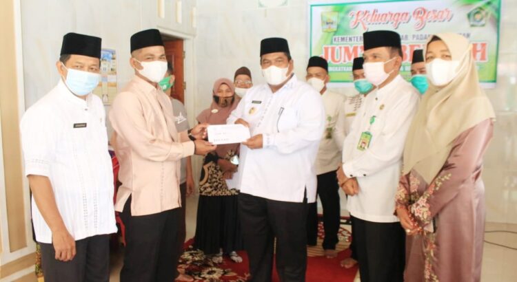 SERAHKAN—Suhatri Bur, SE, MM, didampingi Kakanmenag Dr. H. Helmi, M.Ag didampingi Ketua Dharma Wanita Persatuan (DWP), Hj. Nazifah Helmi   serahkan nasi kotak di Mushalla Al-Mubarak, Jumat (16/7).
