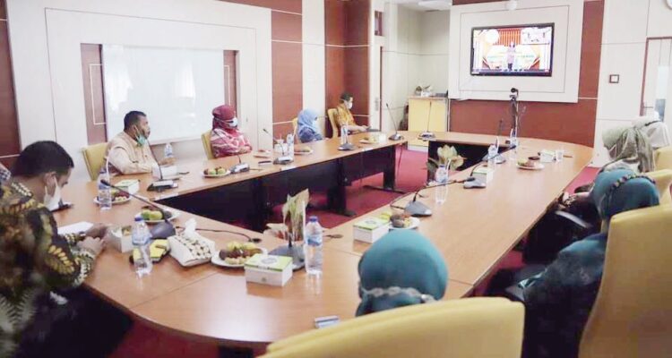 Wakil Wali Kota Solok Rahmadhani Kirana Putra saat melakukan Vidcon dalam rangka menerima penghargaan KLA.