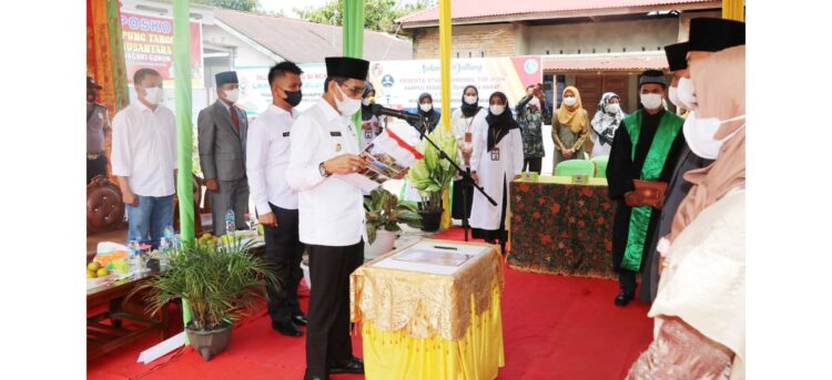 AMBIL SUMPAH— Bupati dan Wakil Bupati Lima Puluh Kota, Safaruddin Dt. Bandaro Rajo - Rizki Kurniawan Nakasri mengambil sumpah jabatan Anggota Badan Musyawarah (Bamus) periode 2021 – 2027 Nagari Gurun, Kecamatan Harau, pada Rabu, (30/6) di Kantor Wali Nagari Gurun.