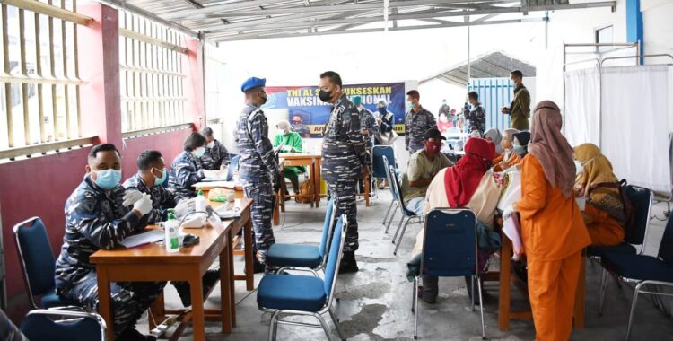 Tim Diskes Lantamal II Padang Beraksi Lagi, Terminal Mentawai Fast Lokasi Serbuan Vaksin 1 PERSIAPAN—Tim Dinas Kesehatan Lantamal II Padang sedang melakukan persiapan di Terminal Kapal Mentawai Fast.