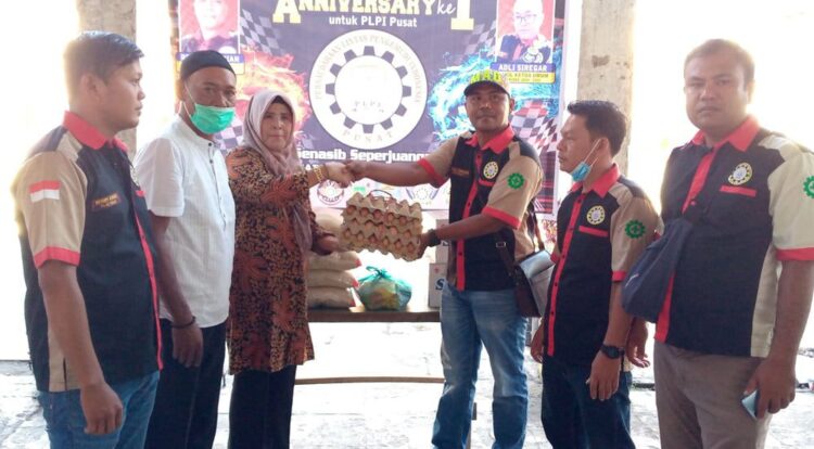 SERAHKAN SEMBAKO—Ketum PLPI Indonesia Ronal Ferdian serahkan bantuan kepada Ketua Panti Asuhan Az-Zahra Jannah, Atom Shoping Center  Esneti Mpd, MM.